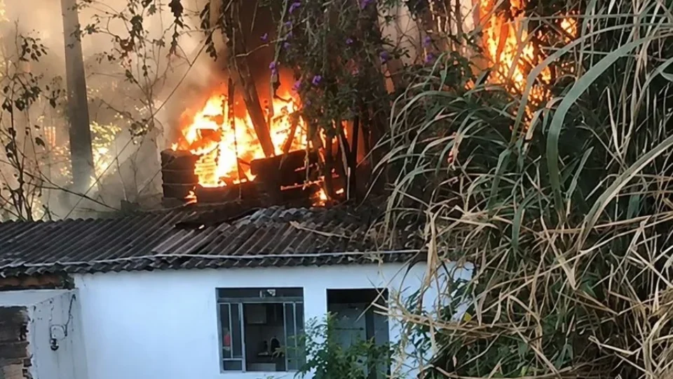 Incêndio assusta moradores ao avançar até casas em cidade de MG