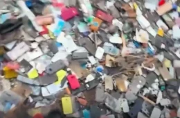 Morador rastreia celular roubado e encontra dezenas de aparelhos abandonados em terreno na Zona Leste de SP