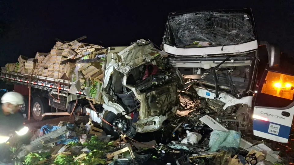 Batida entre ônibus e caminhão deixa dois mortos e cinco feridos na BR-116 em MG