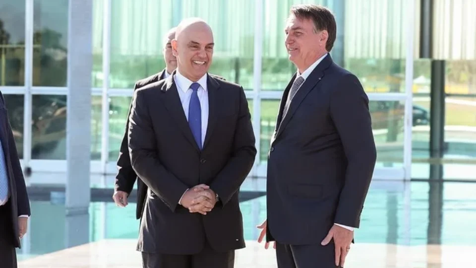 Moraes autoriza Carlos e Jair Renan a voltarem a visitar Bolsonaro em prisão domiciliar