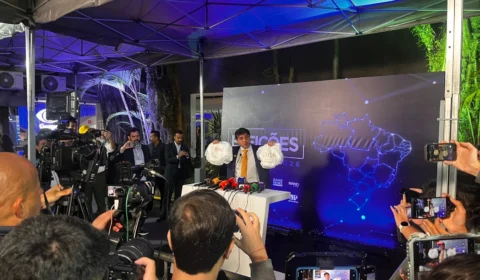 Renan Santos critica ausência de Lula e Flávio Bolsonaro em debate da Band