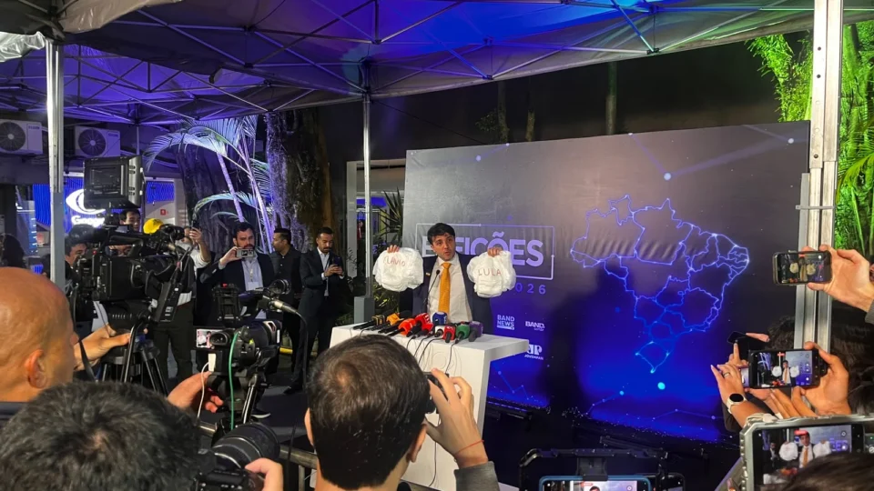 Renan Santos critica ausência de Lula e Flávio Bolsonaro em debate da Band