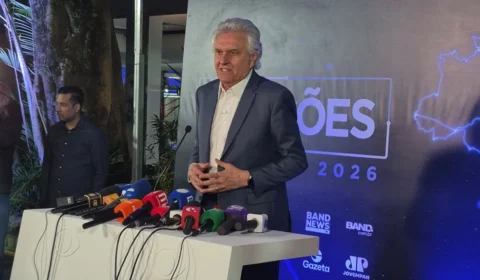 Ronaldo Caiado critica ausência de Lula e Flávio Bolsonaro no debate da Band