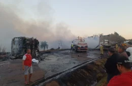 Ônibus e caminhão batem na BR-040 e pegam fogo em Minas