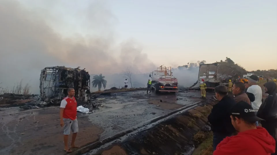 Ônibus e caminhão batem na BR-040 e pegam fogo em Minas