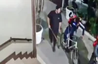 Segurança preso por morte de ciclista vai à delegacia usando bicicleta da própria vítima