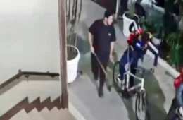 Segurança preso por morte de ciclista vai à delegacia usando bicicleta da própria vítima