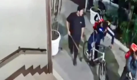 Segurança preso por morte de ciclista vai à delegacia usando bicicleta da própria vítima