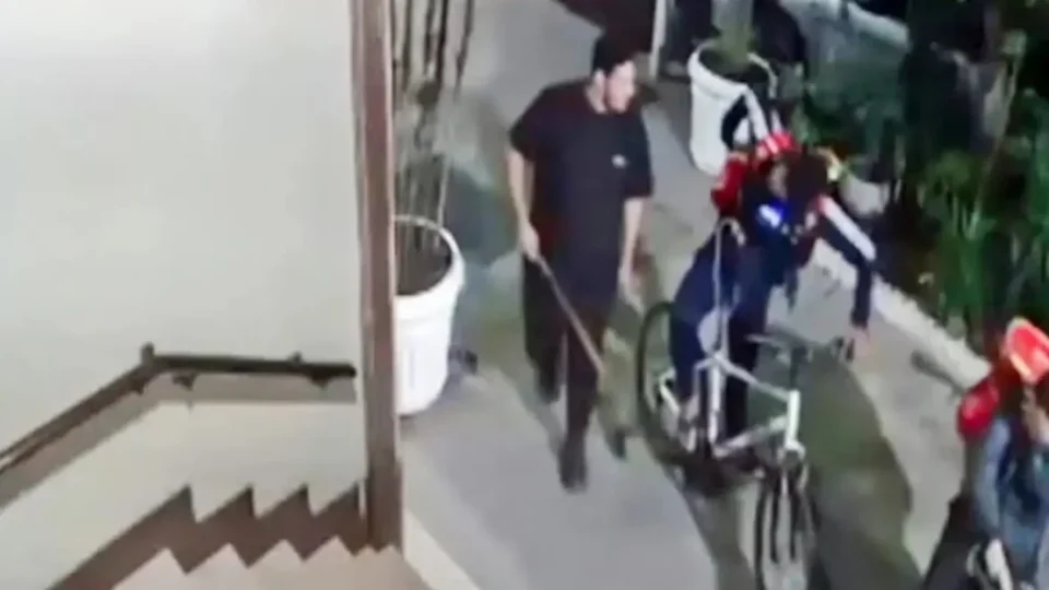 Segurança preso por morte de ciclista vai à delegacia usando bicicleta da própria vítima