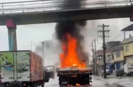 Criminosos incendeiam caminhões e fecham Avenida Brasil durante operação no Complexo de Israel