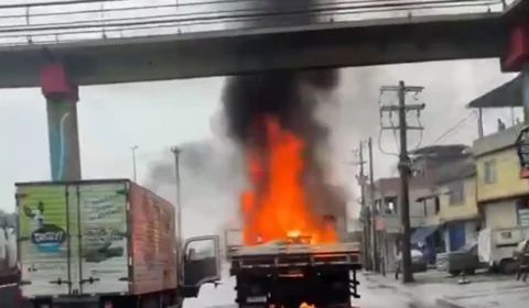 Criminosos incendeiam caminhões e fecham Avenida Brasil durante operação no Complexo de Israel