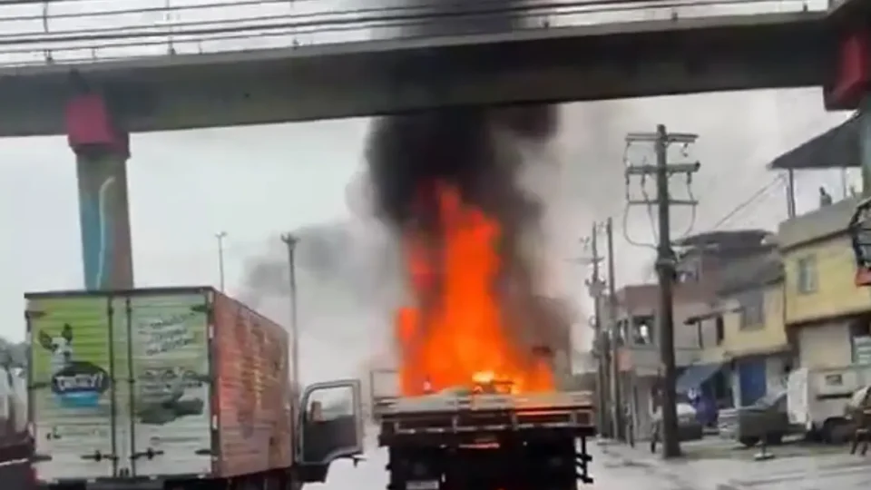 Criminosos incendeiam caminhões e fecham Avenida Brasil durante operação no Complexo de Israel