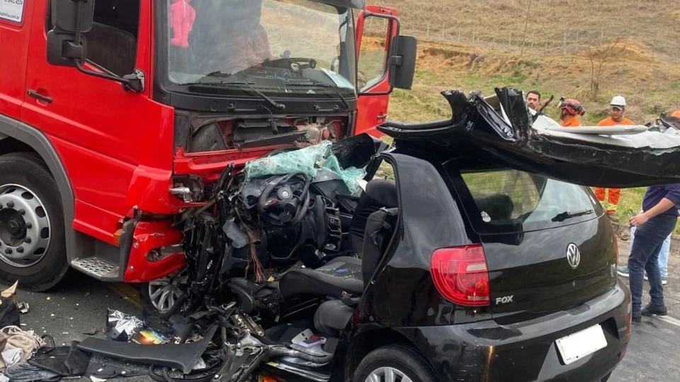 Acidente entre caminhão e carro mata casal e deixa filho gravemente ferido na BR-116