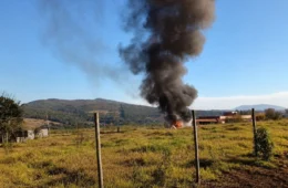 Avião de pequeno porte cai e pega fogo em área de mata em Minas Gerais
