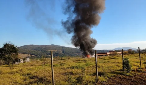 Avião de pequeno porte cai e pega fogo em área de mata em Minas Gerais