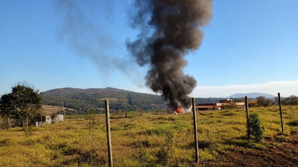 Avião de pequeno porte cai e pega fogo em área de mata em Minas Gerais