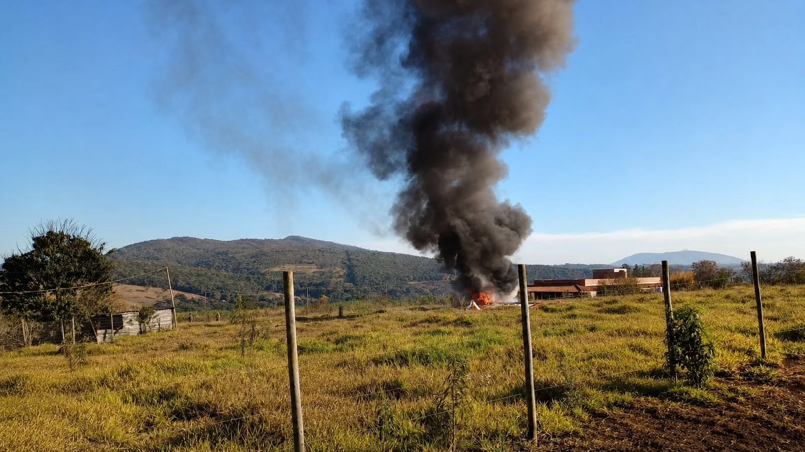 Avião de pequeno porte cai e pega fogo em área de mata em MG