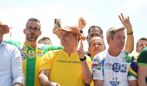 Flávio Bolsonaro desafia Lula para debate durante agenda no Nordeste: “Quero debater com ele”