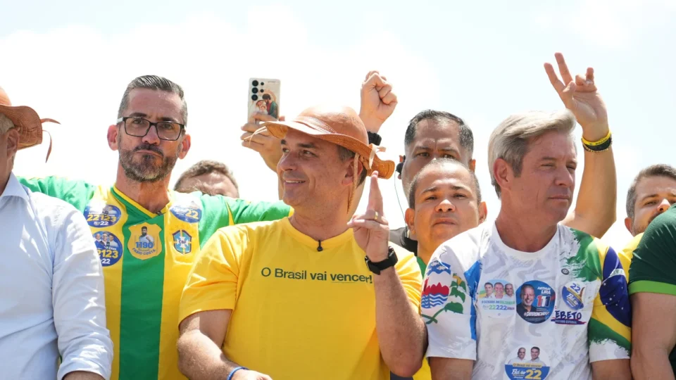 Flávio Bolsonaro desafia Lula para debate durante agenda no Nordeste: “Quero debater com ele”