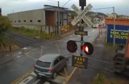 Carro é atingido por trem em passagem de nível em Itirapina; vídeo registra momento da colisão