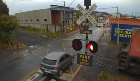 Carro é atingido por trem em passagem de nível em Itirapina; vídeo registra momento da colisão