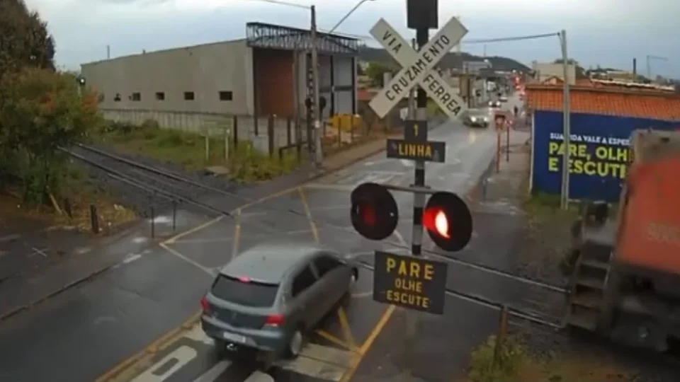 Carro é atingido por trem em passagem de nível em Itirapina; vídeo registra momento da colisão
