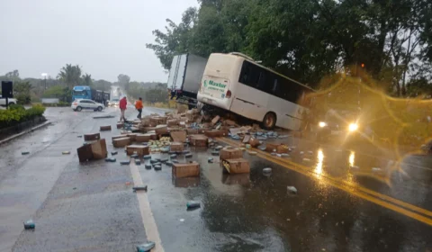 Ônibus e caminhão batem na BR-040, em Três Marias; vereador de BH ajuda no socorro