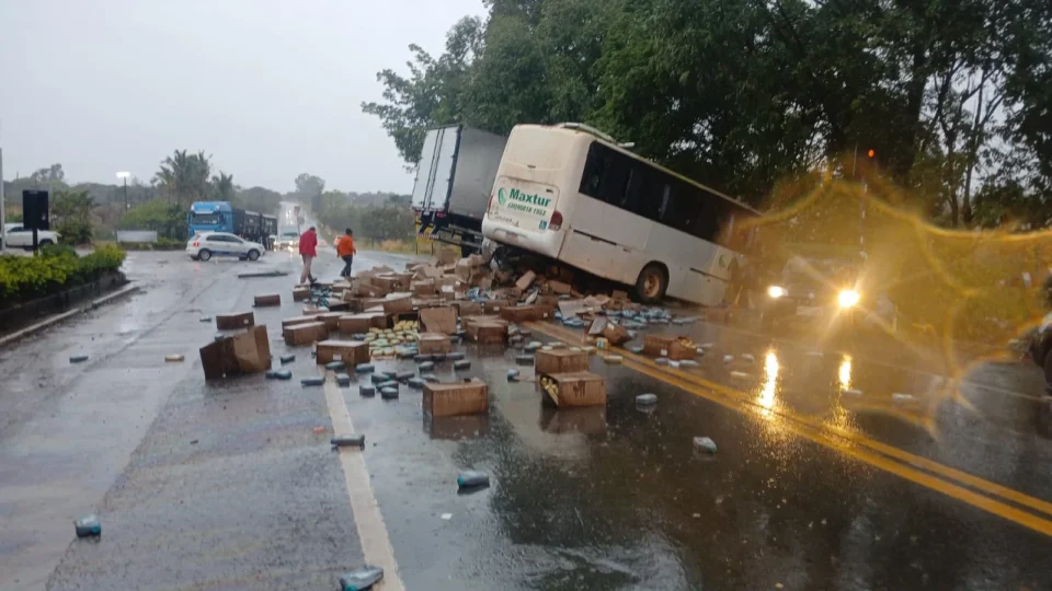 Ônibus e caminhão batem na BR-040, em Três Marias; vereador de BH ajuda no socorro
