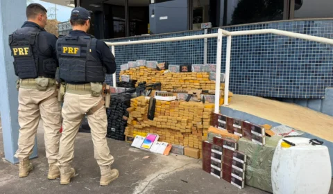 PRF encontra mais de meia tonelada de drogas, armas e motos roubadas escondidas em caminhão na BR-381