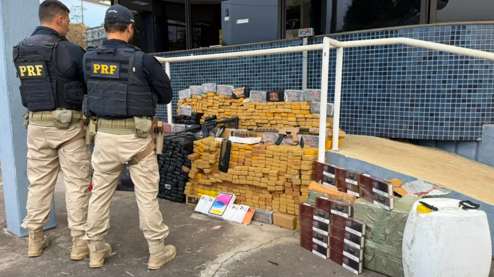 PRF encontra mais de meia tonelada de drogas, armas e motos roubadas escondidas em caminhão na BR-381