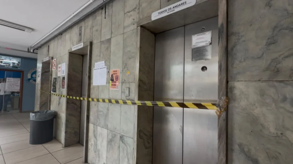 Elevadores da UFMG apresentam falhas e estudantes denunciam risco de novos problemas