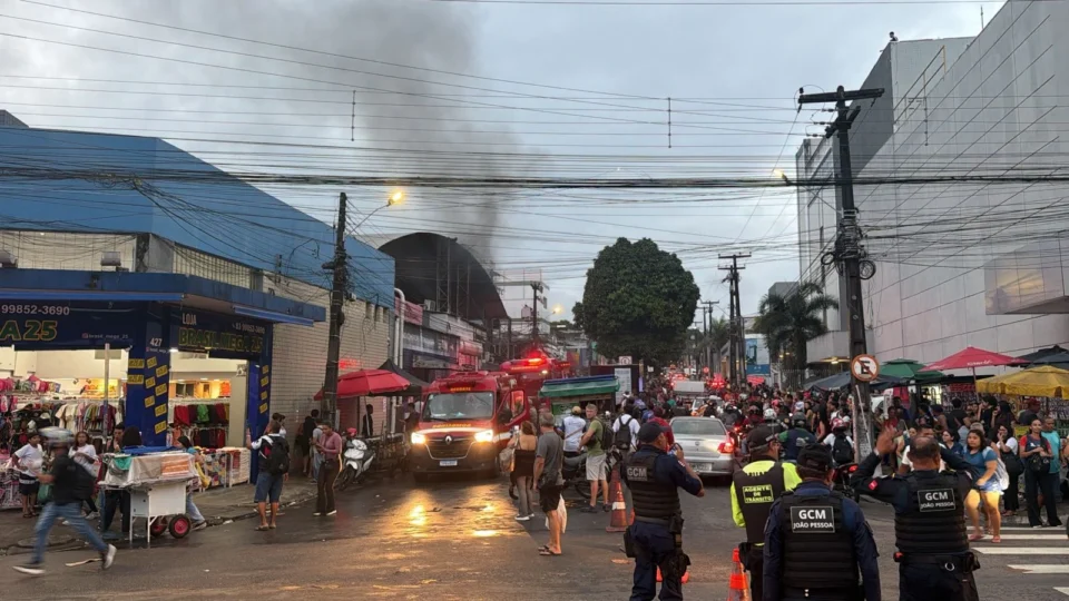 Incêndio de grandes proporções atinge centro comercial e provoca correria em João Pessoa