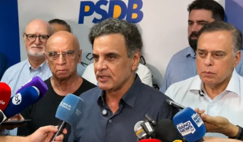 Aécio muda de planos e anuncia candidatura ao Senado por Minas