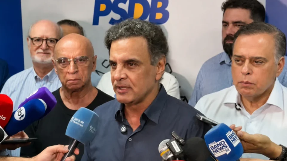 Aécio muda de planos e anuncia candidatura ao Senado por Minas