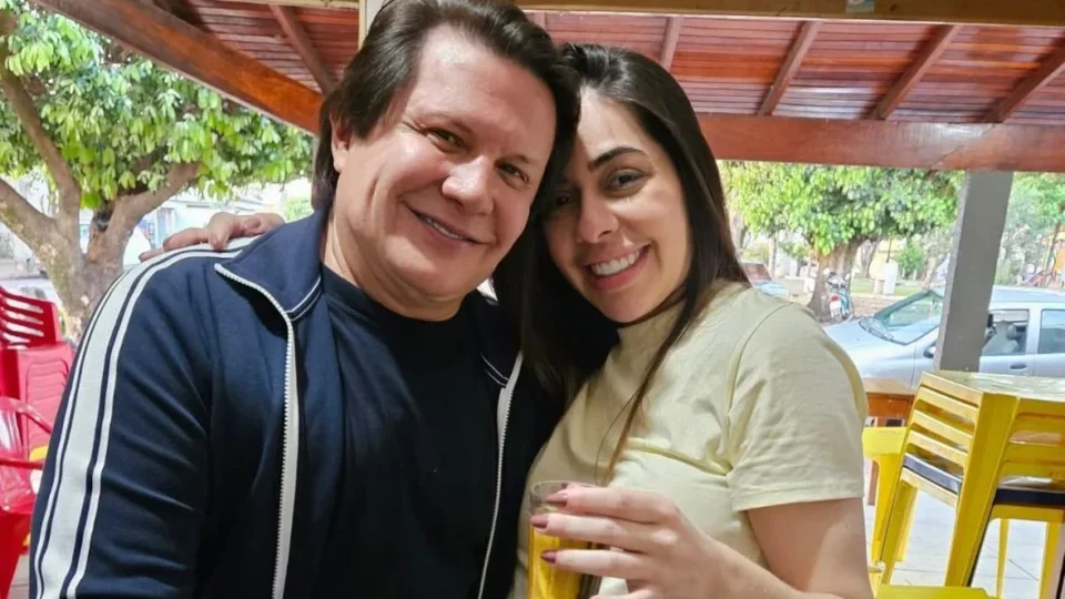 Giovani surge abraçado com mulher horas antes de confirmação de divórcio após 26 anos de casamento