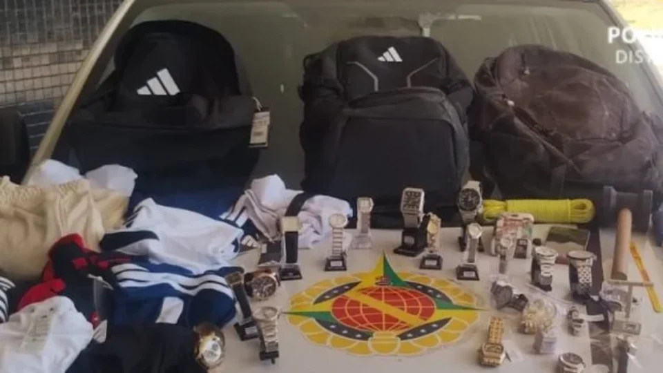 Homem deixa prisão, furta joias e acaba preso escondido no forro de shopping no DF