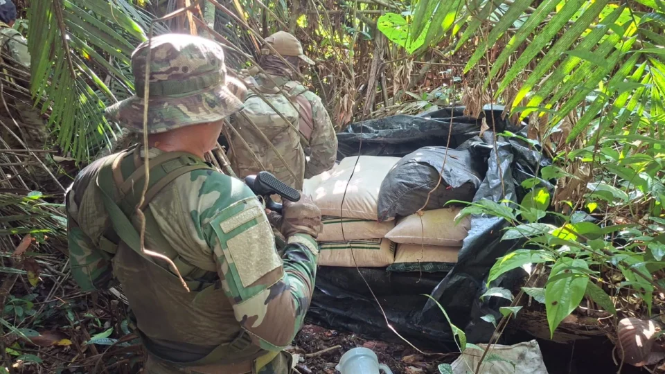 PF destrói laboratórios de drogas e pistas clandestinas usadas por criminosos na Amazônia
