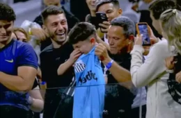 Neymar dá camisa a criança corintiana, que deixa estádio sob escolta após hostilização