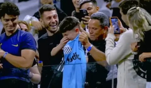 Neymar dá camisa a criança corintiana, que deixa estádio sob escolta após hostilização