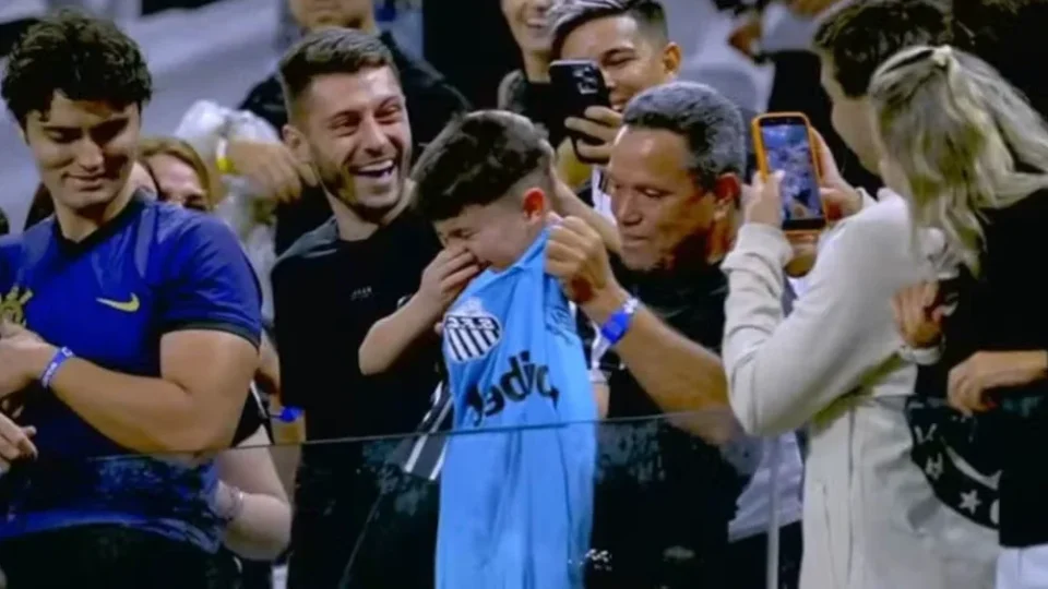 Neymar dá camisa a criança corintiana, que deixa estádio sob escolta após hostilização