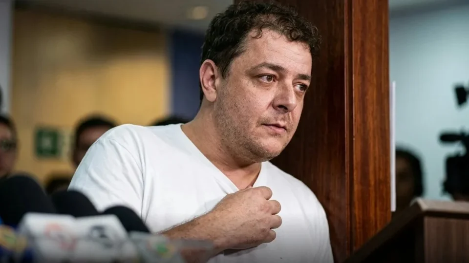 Mensagens da PF expõem diálogo de Lulinha sobre repasses e Suíça