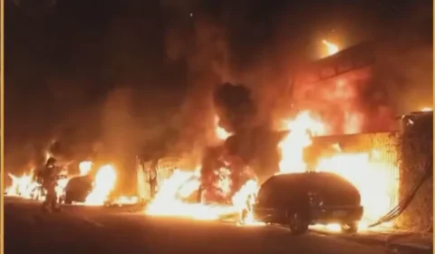 Incêndio em galpão de recicláveis destrói 15 carros na Zona Sul de SP