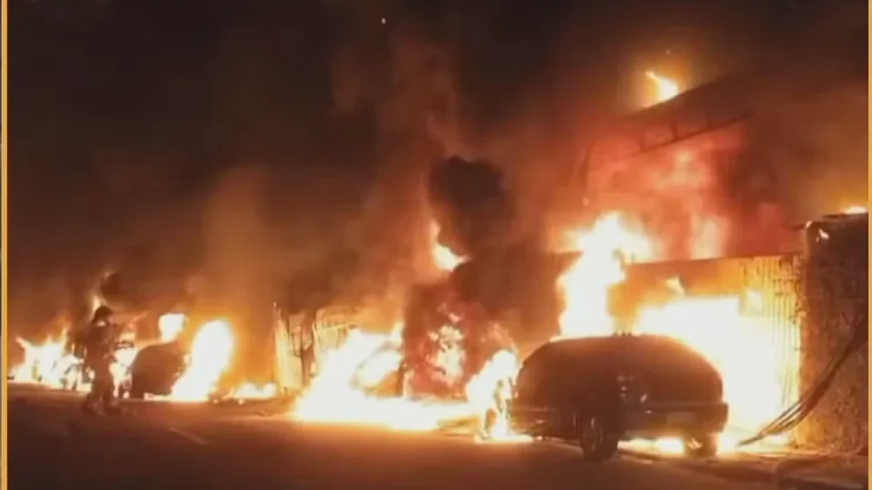 Incêndio em galpão de recicláveis destrói 15 carros na Zona Sul de SP