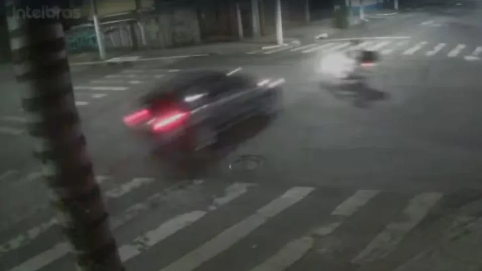 Carro atinge moto e arremessa motociclista em acidente na Zona Leste de SP