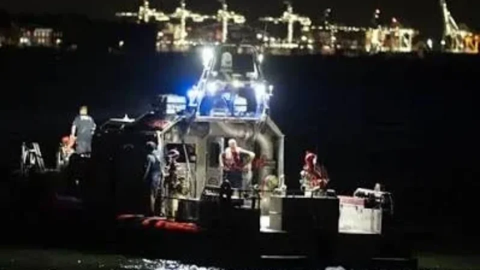 Barco vira no porto de Nova York e mata mulher e bebê de 5 meses