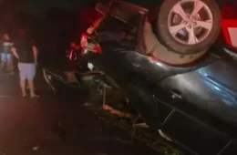 Colisão entre dois carros deixa três mortos e duas crianças feridas na BR-230, na Paraíba
