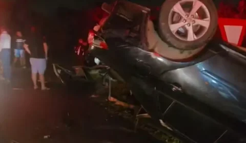 Colisão entre dois carros deixa três mortos e duas crianças feridas na BR-230, na Paraíba
