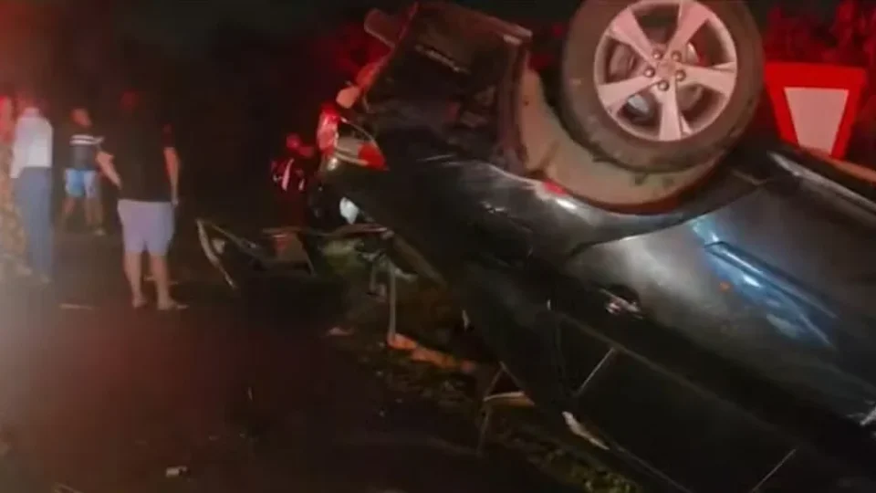 Colisão entre dois carros deixa três mortos e duas crianças feridas na BR-230, na Paraíba