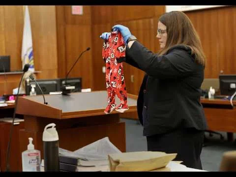 Essa interpretação é fundamental para a tentativa de responsabilizar criminalmente a ré pelas mortes dos três filhos.