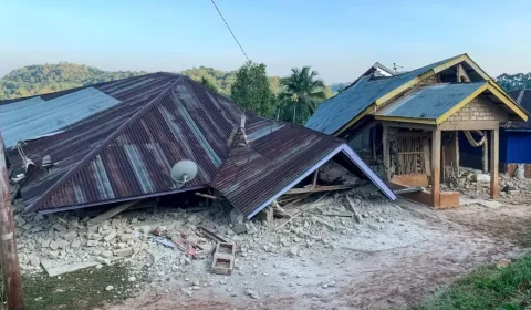 Terremoto de magnitude 7,7 atinge a costa da Indonésia e deixa 38 mortos